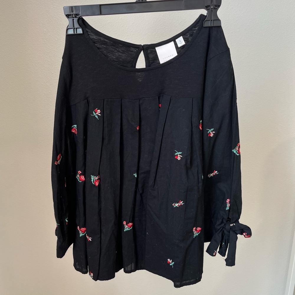 Lauren Conrad quarter length sleeve floral top